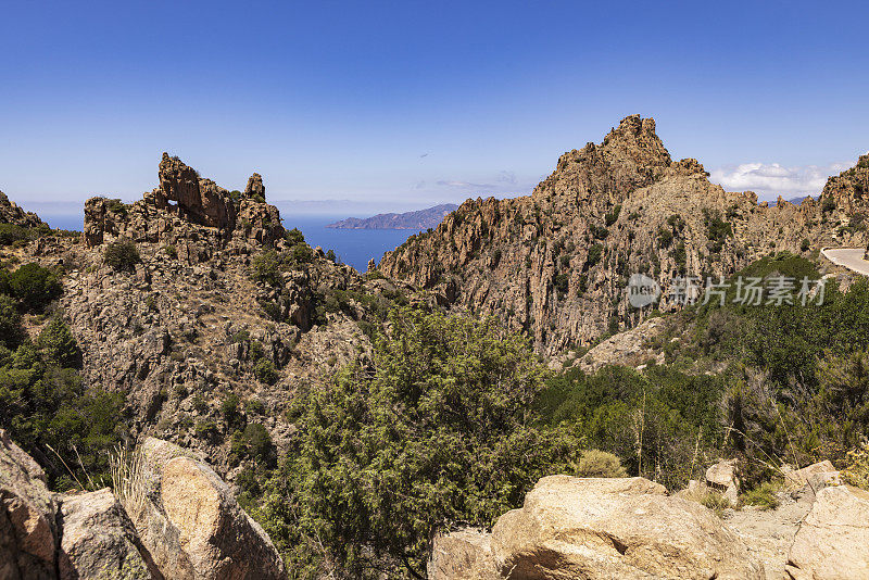 这条路穿过科西嘉岛皮亚纳附近的皮亚纳Calanques de Piana